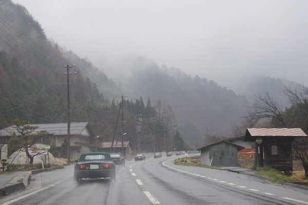 雨の木曽路を連なって走るロードスター