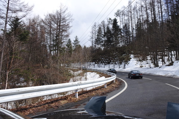 斜面には雪が残っている