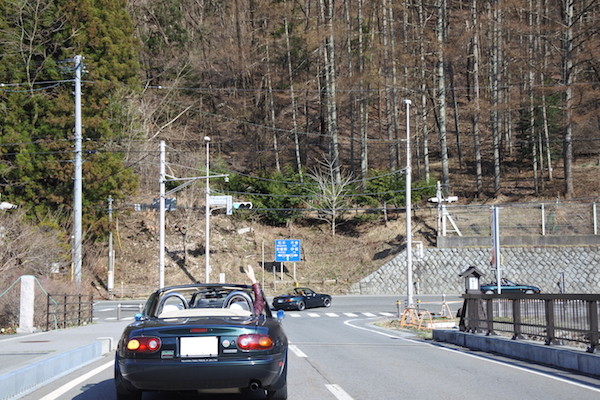  手を振りあって左右に別れます。