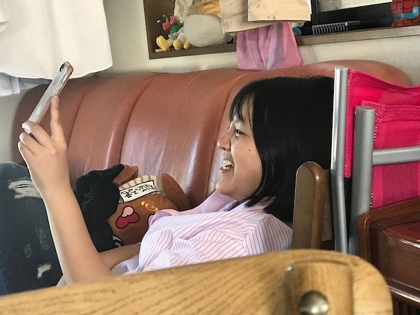 娘はスマホで楽しく