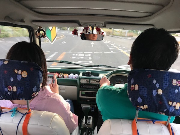 私と家内と娘の３人はミニバスに乗って