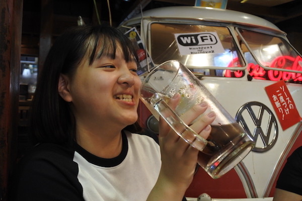 コーラ好きの娘は大ジョッキで