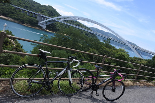 空は青く、海は翠（みどり）色で綺麗！