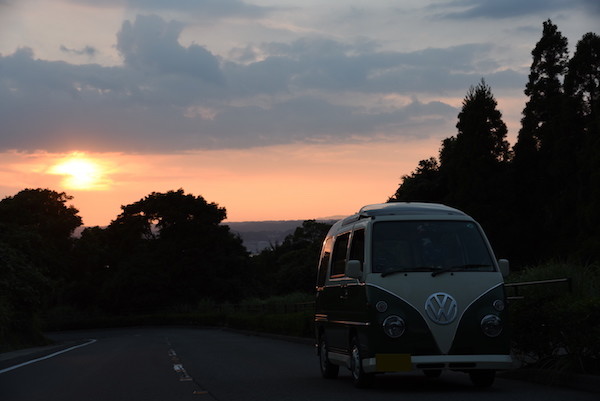 薩摩半島へと沈んでいく夕陽とミニバス