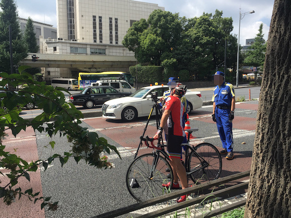 ロードバイクと三脚にセットされたビデオカメラ