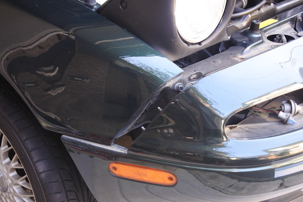 バンパー上下の車体に固定されているネジを外して手前に引くと