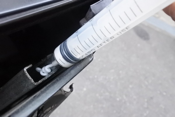 注射器（シリンジ）でグリスを注入