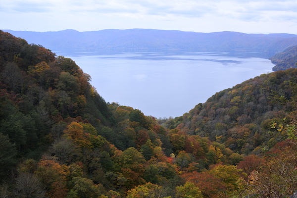 東側からの十和田湖の展望