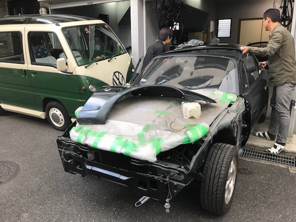 半分外まで車を引っ張り出してハードトップを外す