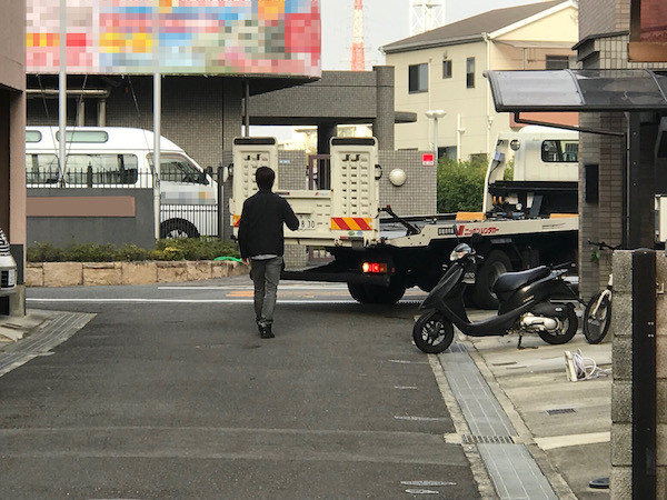 自宅前の細い路地へは長男に案内してもらって慎重に進入