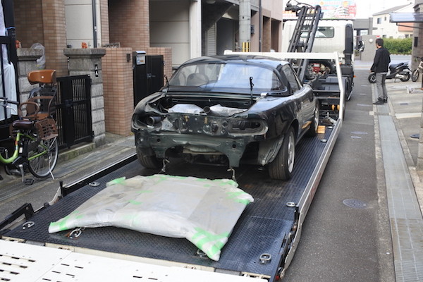 車体を固定して、ボンネットを置いて