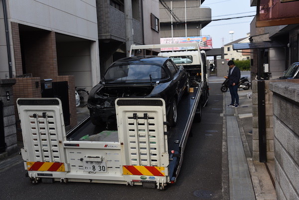 次男に荷台を上げてもらって
