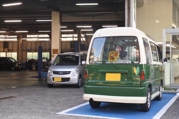 点検してもらうミニバスと、お世話になる代車