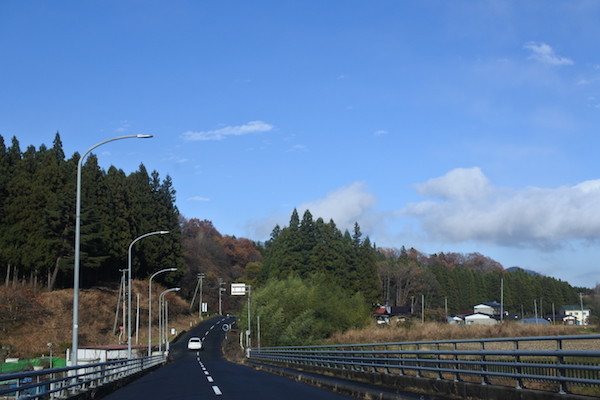 午後にはすっかり晴れて青空の下、お仕事先へ向かう