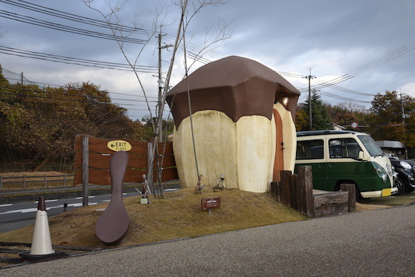 大きなスプーンに、手間のコーン＆謎の建物のお揃いな色合いの組み合わせ