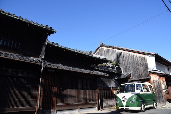 江戸時代の風情を残す奈良町の街並みとミニバスの写真を撮ることができました