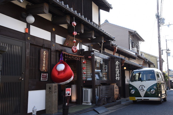 奈良町資料館の前でミニバスを撮影