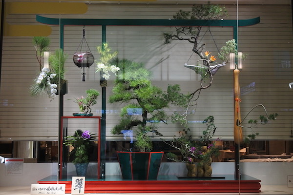 梅田阪急百貨店のショーウィンドウがお正月の装い