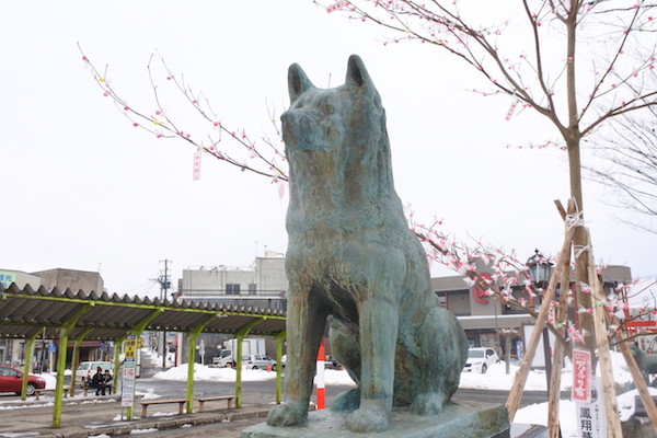 大館駅前で忠犬ハチ公の像が出迎えてくれます