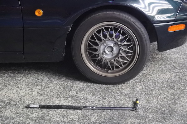レンチにパイプを差し込んで延長してやっと緩んでくれました。
