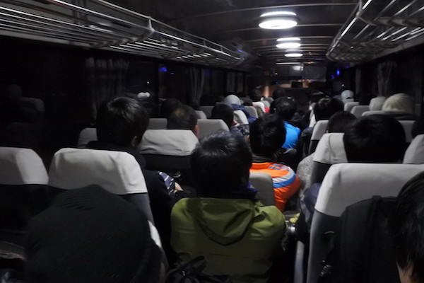 指宿駅から受付会場まで満員のバスで移動