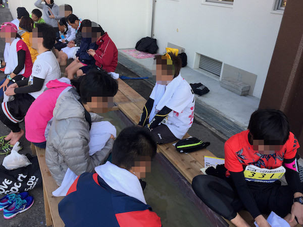朝は一人しか浸かっていなかった足湯が満員近かった
