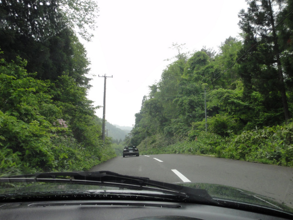 フロントウィンドーを雨が叩きながらもオープンで走行