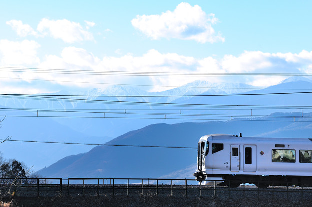 Photos: 南アルプスをバックに中央線を行くE257系特急電車