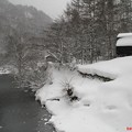 雪降る湯檜曽の川風景