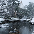 Photos: 雪降る兼六園　　曲水と雁行橋