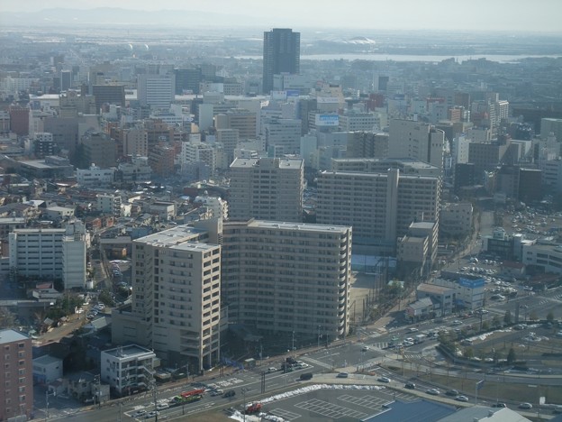 朱鷺メッセから０５　2010-02-25　新潟方面。昭和後期のオフィス街はそろそろ更新の時？真ん中にLEXN、その奥にビッグスワンと県立野球場（エコスタ）が見えます。　Exifなし