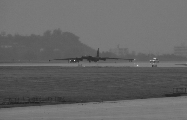 夕方激しく降る雨の中 帰投した1機目のU-2 20170619